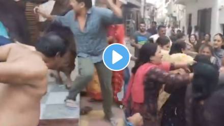 Shocking video Groups Of Women Are Fighting With Each Other In Pune Video Goes Viral Shocking video Groups Of Women Are Fighting With Each Other In Pune Video Goes Viral