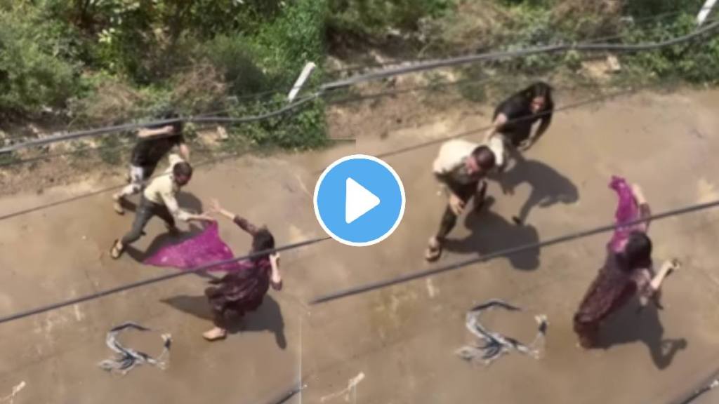 young girls beaten two boys who harassing them on middle of the road video goes viral young girls beaten two boys who harassing them on middle of the road video goes viral