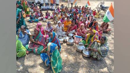 women from trimbakeshwar and igatpuri held handa morcha at zilla Parishad for water supply issues