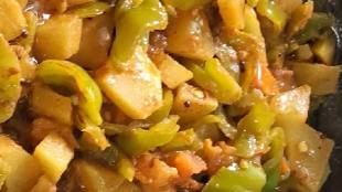 Shimla mirch aaloo fry recipe in Marathi Shimla mirch recipe in Marathi