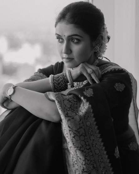 Rinku Rajguru Brown Banarasi Saree Look
