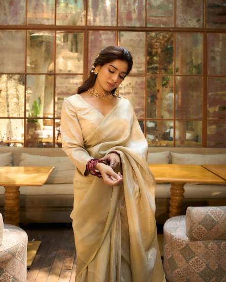 marathi actress neha khan saree look
