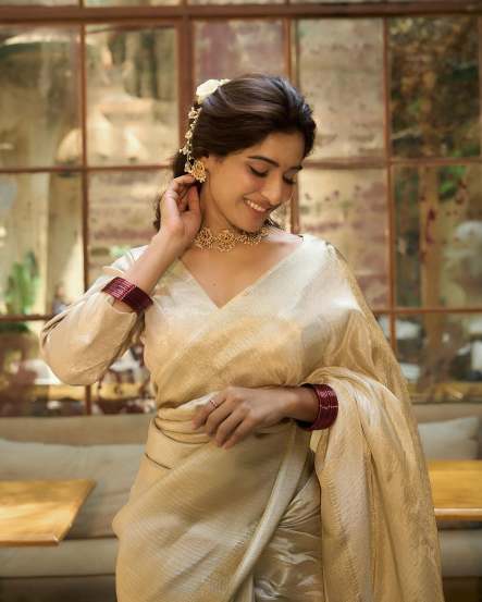 marathi actress neha khan saree look