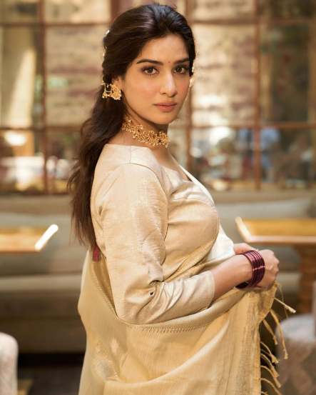 marathi actress neha khan saree look