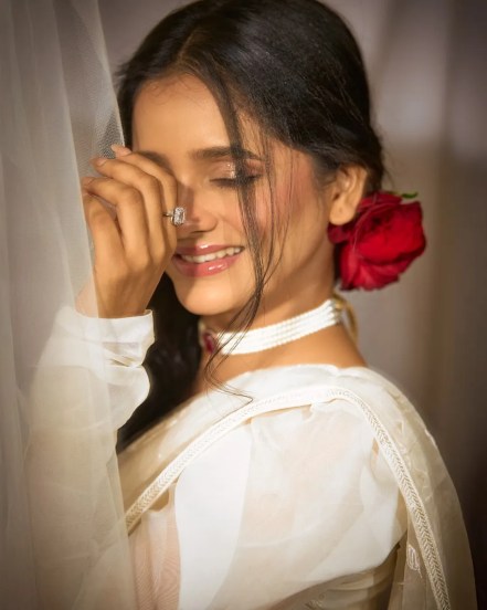 tu hi re majha mitwa actress sharvari jog photoshoot in white saree