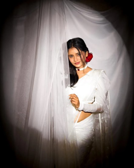 tu hi re majha mitwa actress sharvari jog photoshoot in white saree
