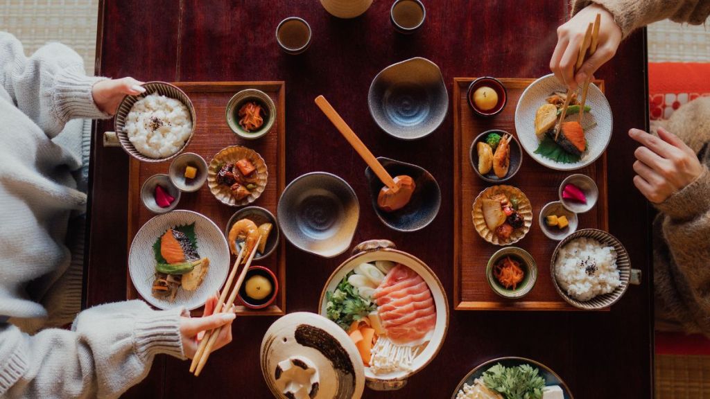 Delhi High Court ruling on mandatory service charges in restaurants Delhi High Court ruling on mandatory service charges in restaurants