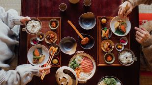 Delhi High Court ruling on mandatory service charges in restaurants