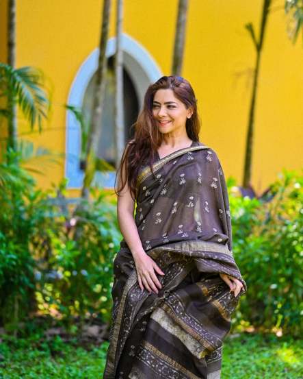 Sonalee Kulkarni Black Saree Look