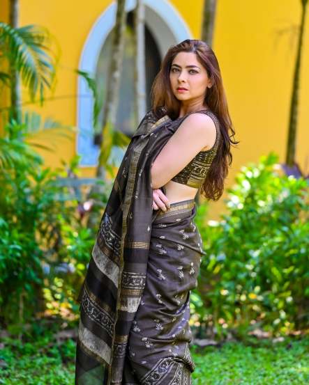 Sonalee Kulkarni Black Saree Look