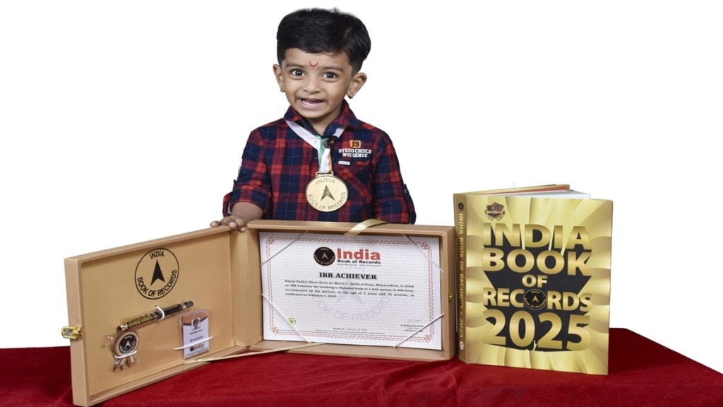 सांगवीतील चिमुकल्या रायाजीची कळसूबाई शिखरावर यशस्वी चढाई (छायाचित्र - लोकसत्ता टीम)