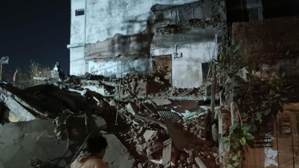 four-wheelers was crushed due to building collapsed in vardha four-wheelers was crushed due to building collapsed in vardha