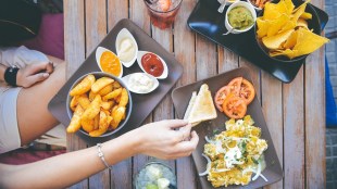 pune food safety issues cockroach-in-soup-glass-in-bun-maska-pune-restaurants pune