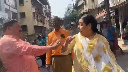 kalyan Shinde Shiv Sena former corporator Mohan Ugle beaten up by woman viral Video