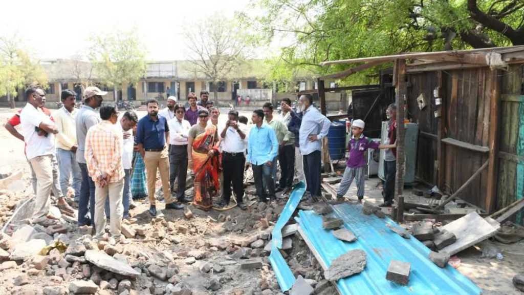 parbhani municipal corporation team removes three encroachments parbhani municipal corporation team removes three encroachments