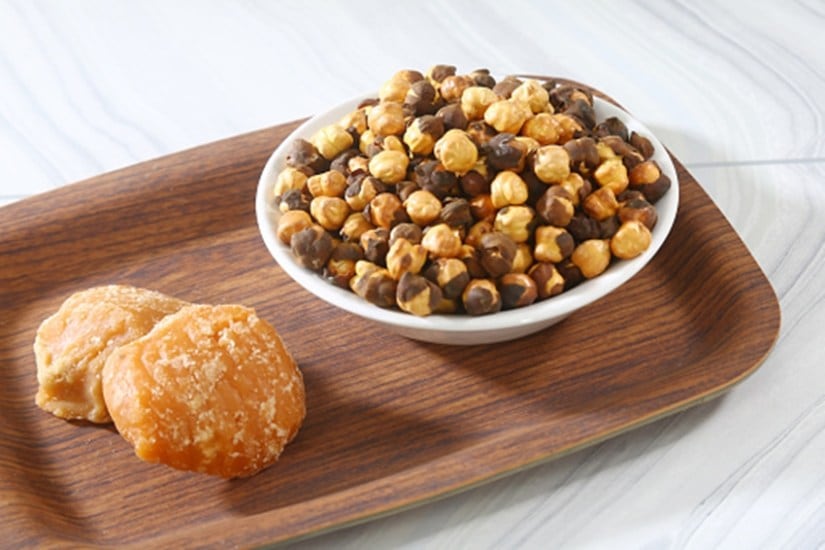 Roasted Chana or Bhuna Chana with Gur, Jaggery or jaggery.