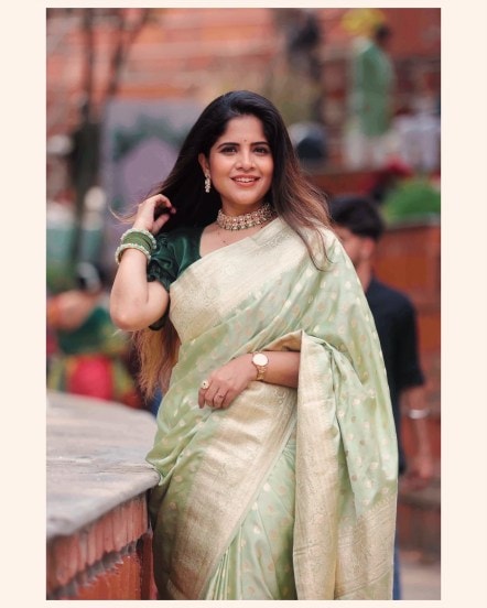 amruta deshmukh shared special photos in a red banarasi saree 
