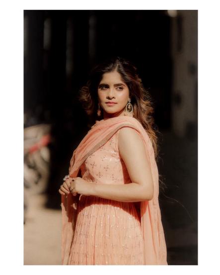 amruta deshmukh shared special photos in a red banarasi saree 
