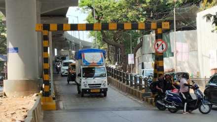 60000 vehicles travel every day on malad mith chowki flyover