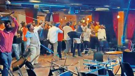 विनोदकार कुणाल कामराप्रकरणी खारच्या युनिकॉन्टिनेन्टल हॉटेलमध्ये जाऊन शिवसेना शिंदे गटाने मोडतोड केली विनोदकार कुणाल कामराप्रकरणी खारच्या युनिकॉन्टिनेन्टल हॉटेलमध्ये जाऊन शिवसेना शिंदे गटाने मोडतोड केली