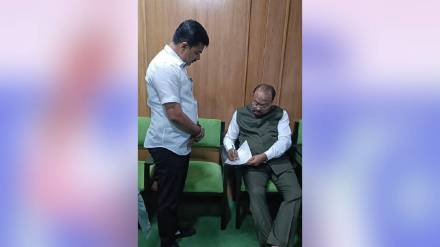 Nanded Congress MP Ravindra Chavan meets Revenue Minister Chandrashekhar Bawankule Nanded Congress MP Ravindra Chavan meets Revenue Minister Chandrashekhar Bawankule