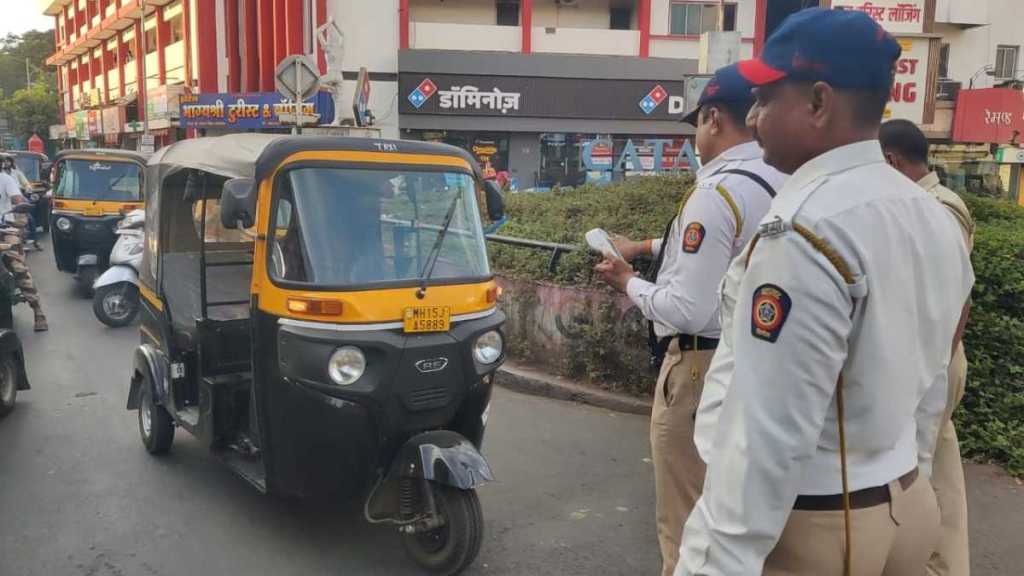 Nashik police action against rickshaw drivers over violation of traffic law Nashik police action against rickshaw drivers over violation of traffic law