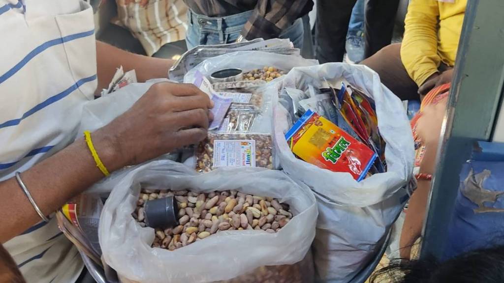 जळगावमार्गे धावणाऱ्या रेल्वे गाड्यांमध्ये तंबाखूजन्य पदार्थांची सर्रास विक्री जळगावमार्गे धावणाऱ्या रेल्वे गाड्यांमध्ये तंबाखूजन्य पदार्थांची सर्रास विक्री