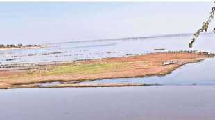 सोलापूरला पाणीपुरवठा करणाऱ्या बंद जलवाहिनीचे काम रखडल्याचा परिणाम उजनी धरणातील पाणीसाठ्यावर झाला आहे. उन्हाळ्यात पाणीसाठा अजून कमी होणार असून जलपुरवठ्याचे नियोजन कसे करायचे याची चिंता भेडसावत आहे.