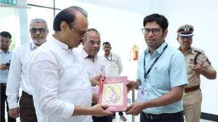 At Nanded airport Deputy Chief Minister Ajit Pawar advised workers to give books instead of bouquets