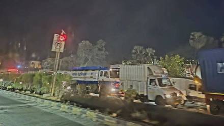 Traffic congestion at Bhayander due to road widening and concreting work on Ahmedabad National Highway