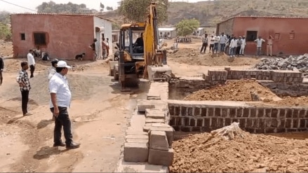 167 illegal constructions on Baneli Hill in Titwala were demolished with the help of a JCB machine