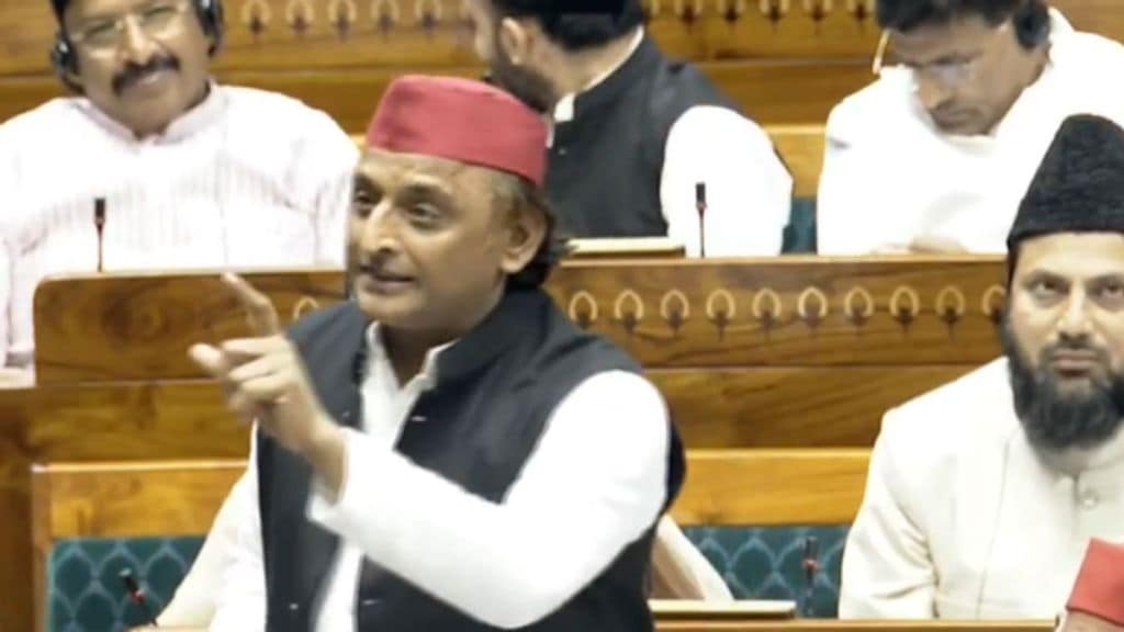 वक्फ दुरूस्ती विधेयकावर लोकसभेत बोलताना समाजवादी पक्षाचे प्रमुख अखिलेश यादव. (Photo: Sansad TV)