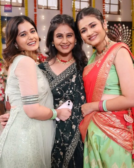 Anushka Pimputkar White Lehenga Bold Look