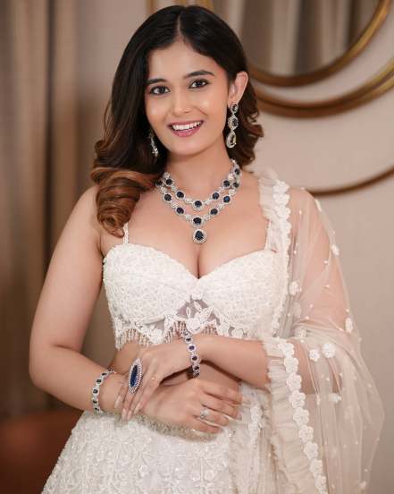 Anushka Pimputkar White Lehenga Bold Look