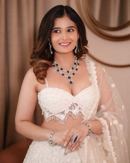 Anushka Pimputkar White Lehenga Bold Look