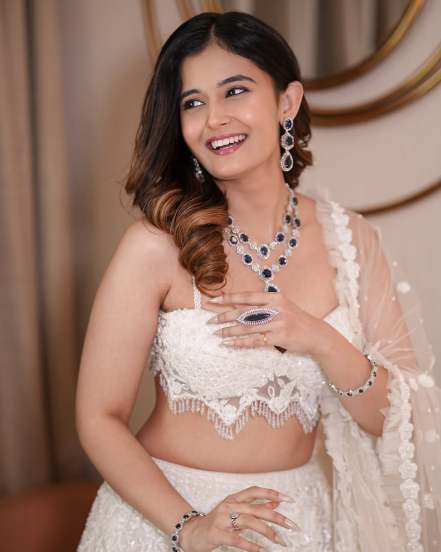 Anushka Pimputkar White Lehenga Bold Look