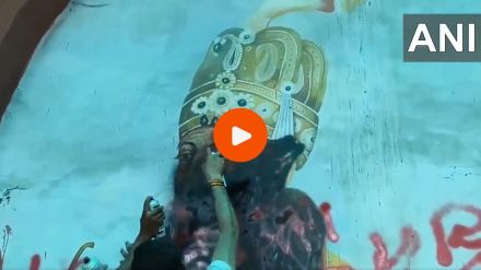 Blackened painting of Bahadur Shah Zafar at Ghaziabad Railway Station