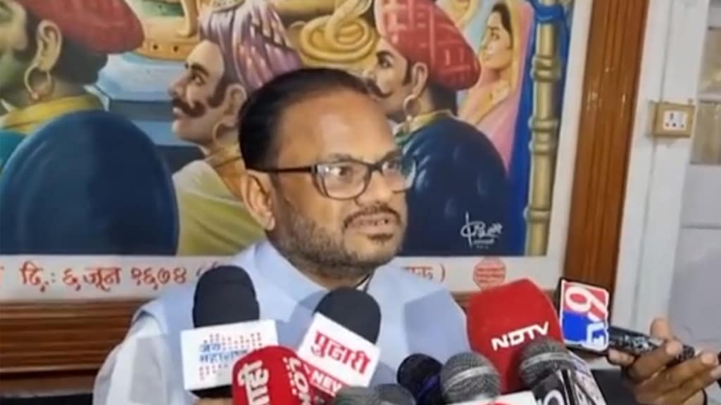 अमरावतीत पत्रकारांशी बोलताना डॉ. अनिल बोंडे... (छायाचित्र - लोकसत्ता टीम)
