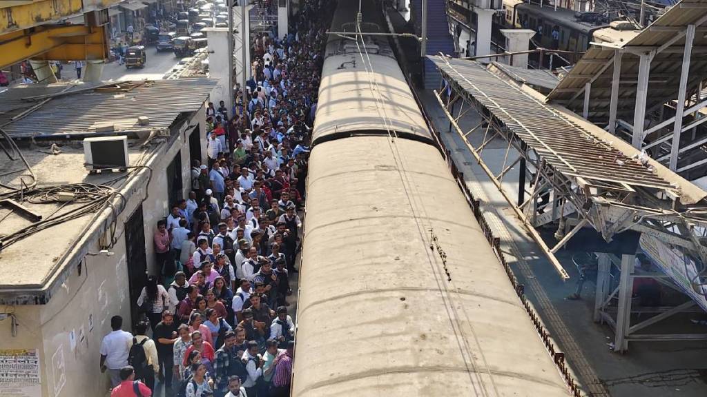 local train Passengers faced difficulties home platform at Badlapur railway station closed local train Passengers faced difficulties home platform at Badlapur railway station closed