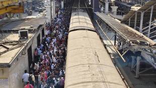 local train Passengers faced difficulties home platform at Badlapur railway station closed