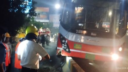 accident of BEST bus due to hits divider in Thane