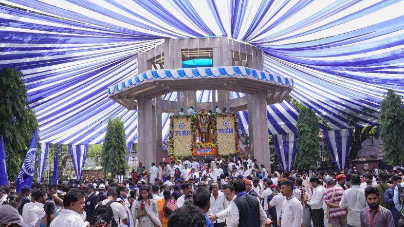 Citizens paying tribute at Ambedkar memorial on the occasion of ‘Ambedkar Jayanti’ on Monday