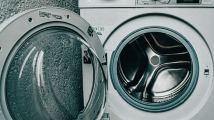 Shocking Video of Daughter hides in the washing machine after fight with mother video viral