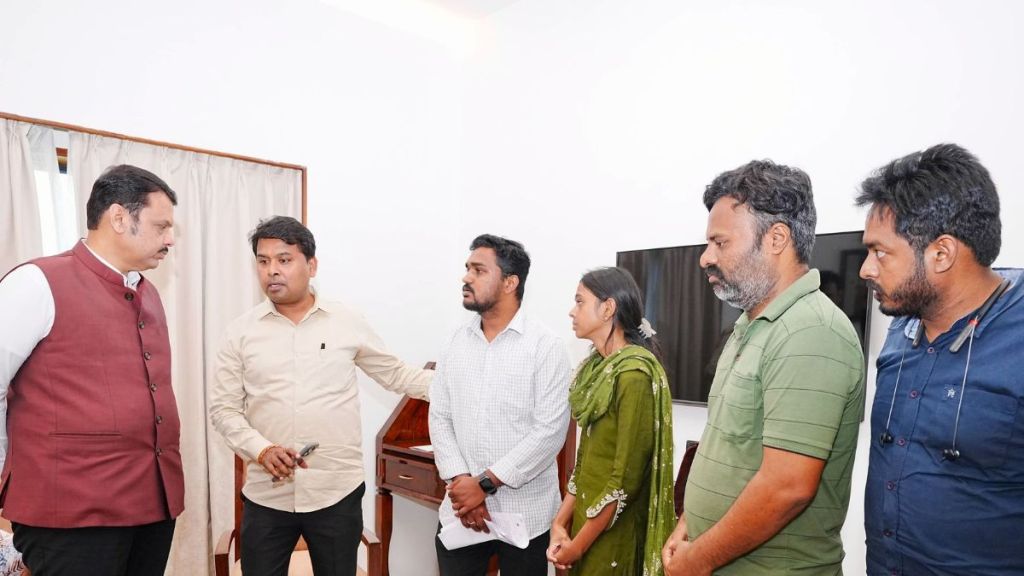 Deenanath Mangeshkar Hospital CM Devendra Fadnavi And Tanisha Bhise Family.