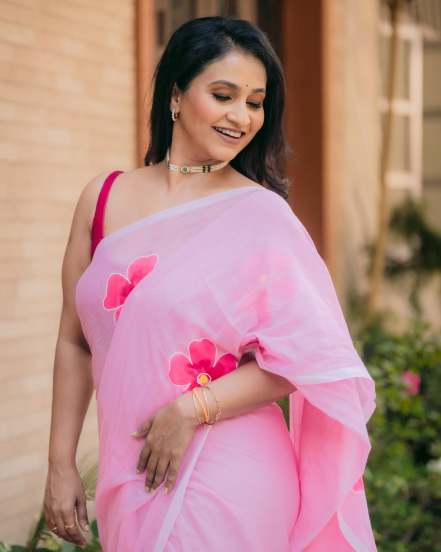 Dipti Ketkar Pink Cotton Saree Look