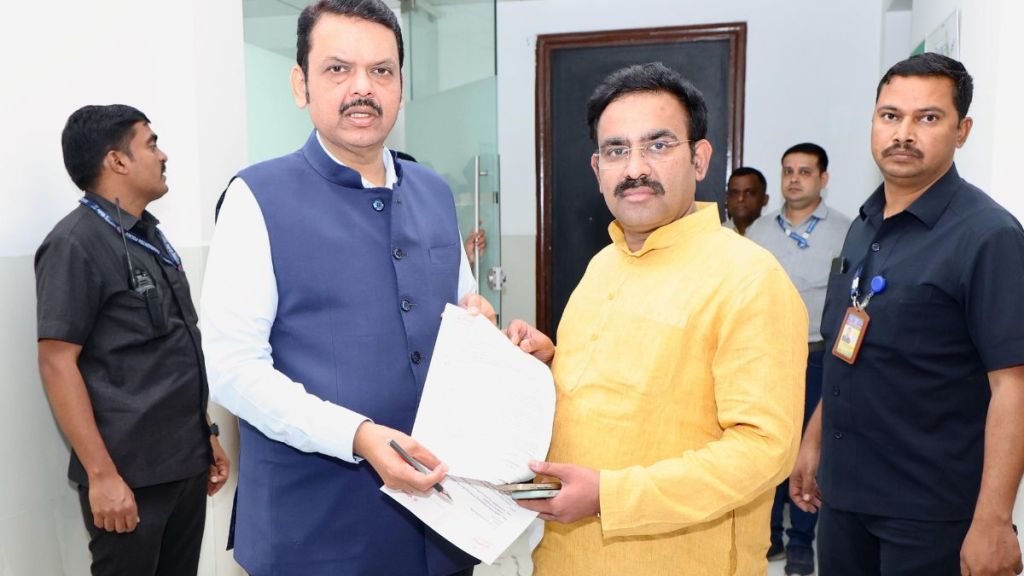 Illegal smuggling on sand ghats Chief Minister Devendra Fadnavis orders strict action
