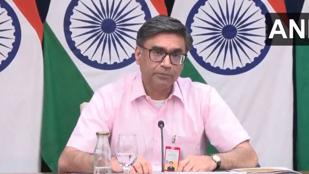 Indian security personnel outside government buildings after decision to expel Pakistani citizens Indian security personnel outside government buildings after decision to expel Pakistani citizens