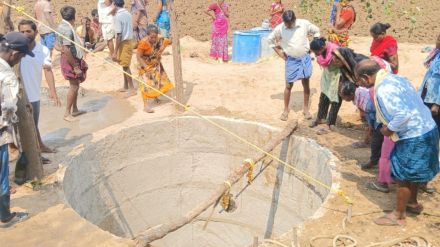Two laborers crushed to death while digging well