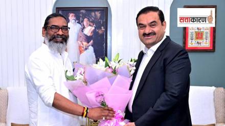 गौतम अदानी आणि हेमंत सोरेन यांच्या भेटीनंतर भाजपा नेते आक्रमक का झाले आहेत. त्यांनी सत्ताधारी पक्षावर टीका केली आहे (Photo - X/Hemant Soren)