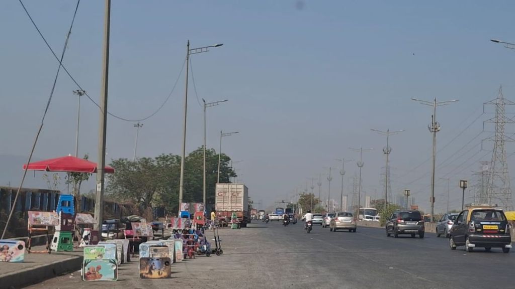 Illegal hawkers on highway Traffic police and municipality ignore